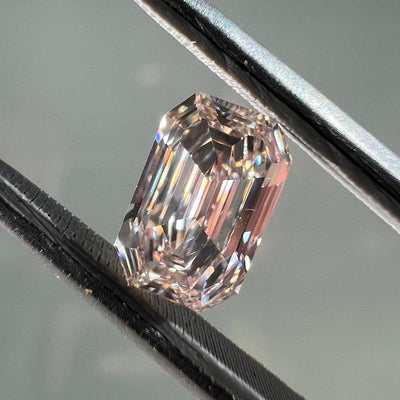 Collection of pink & colorless diamonds, 5.40ct., pink GIA certified, SI1 clarity