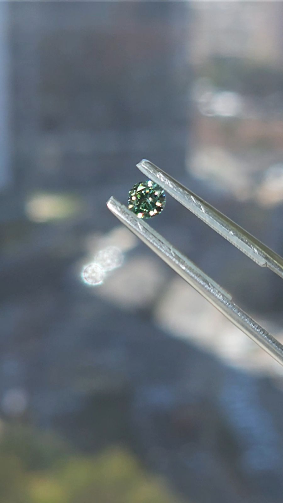 GREEN Diamond, 0.37 Carat, ROUND Shape, VS1 Clarity