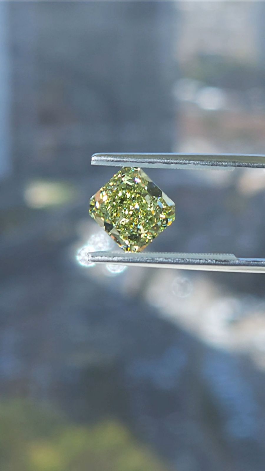 GREEN Diamond, 5.17 Carat, RADIANT Shape, VS1 Clarity