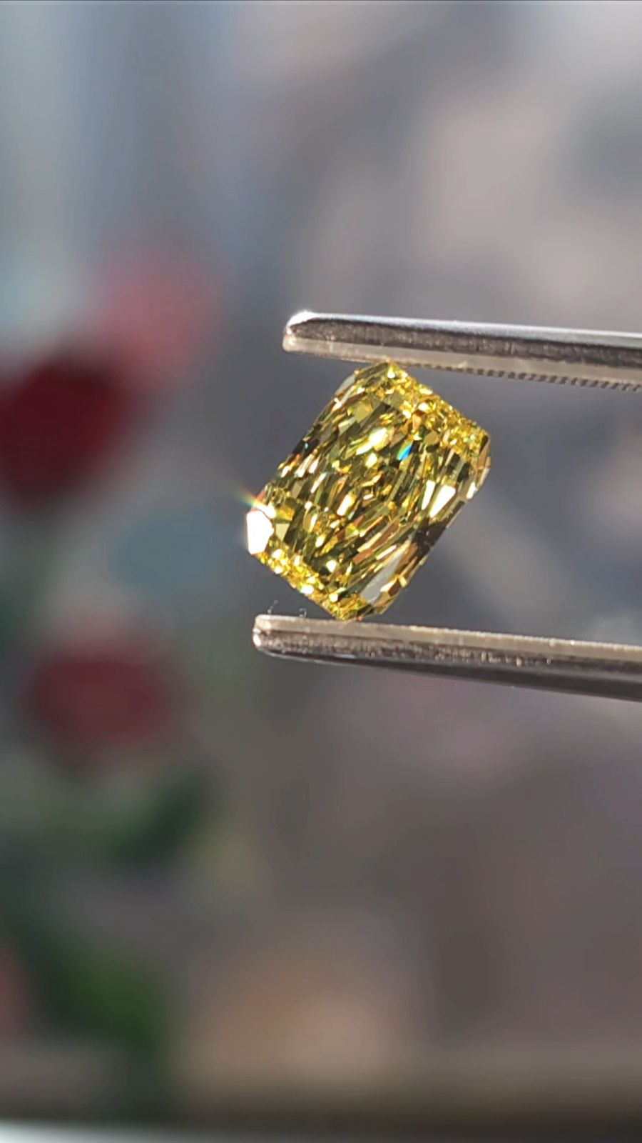 YELLOW Diamond, 2.00 Carat, RADIANT Shape, VVS1 Clarity
