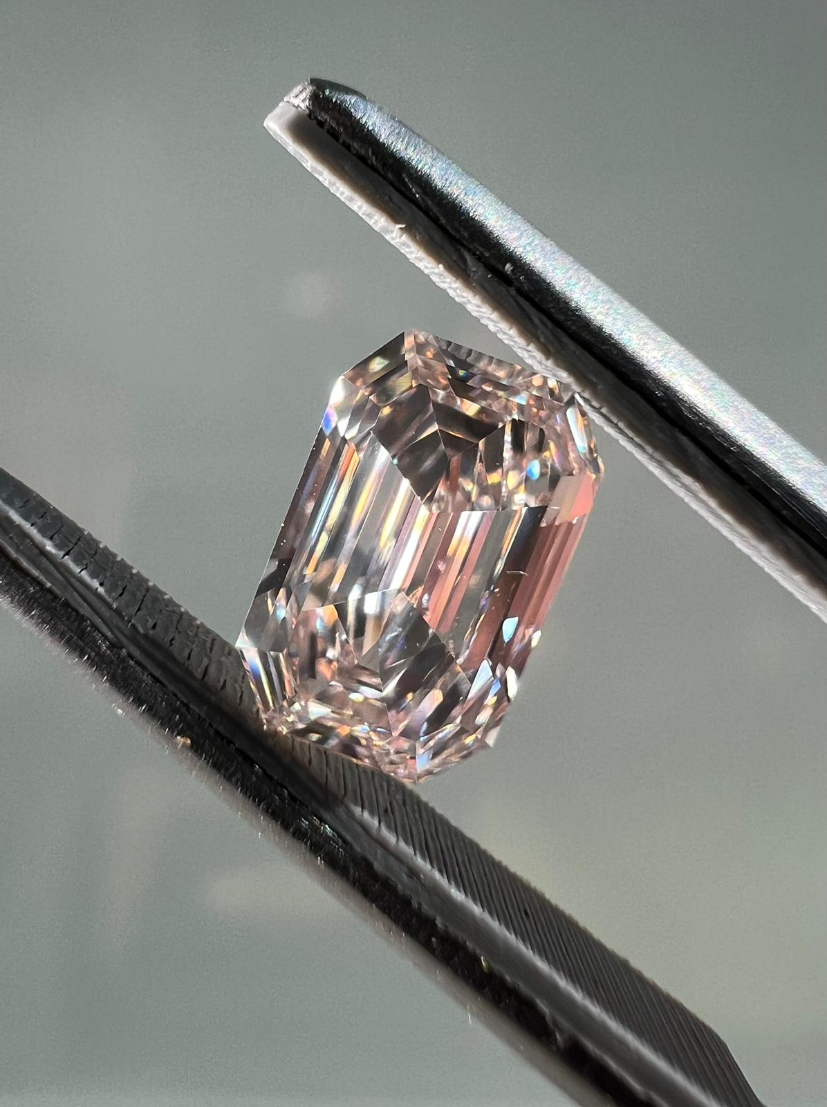 Collection of pink & colorless diamonds, 5.40ct., pink GIA certified, SI1 clarity