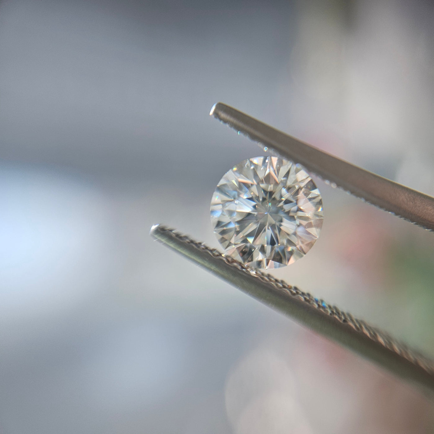 K color diamond, 0.96 carat, round shape, SI2 clarity