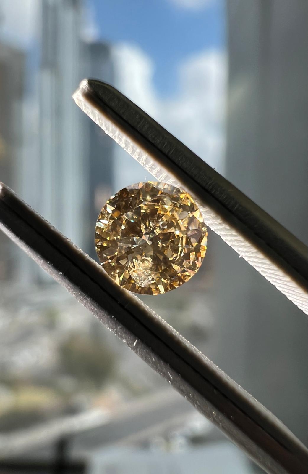 Orangey yellow diamond, 0.44 carat, round shape