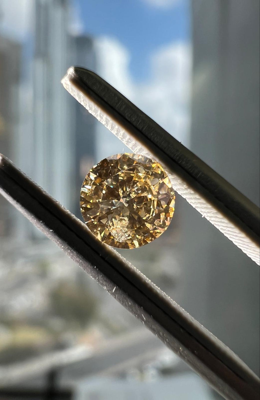 Orangey yellow diamond, 0.44 carat, round shape
