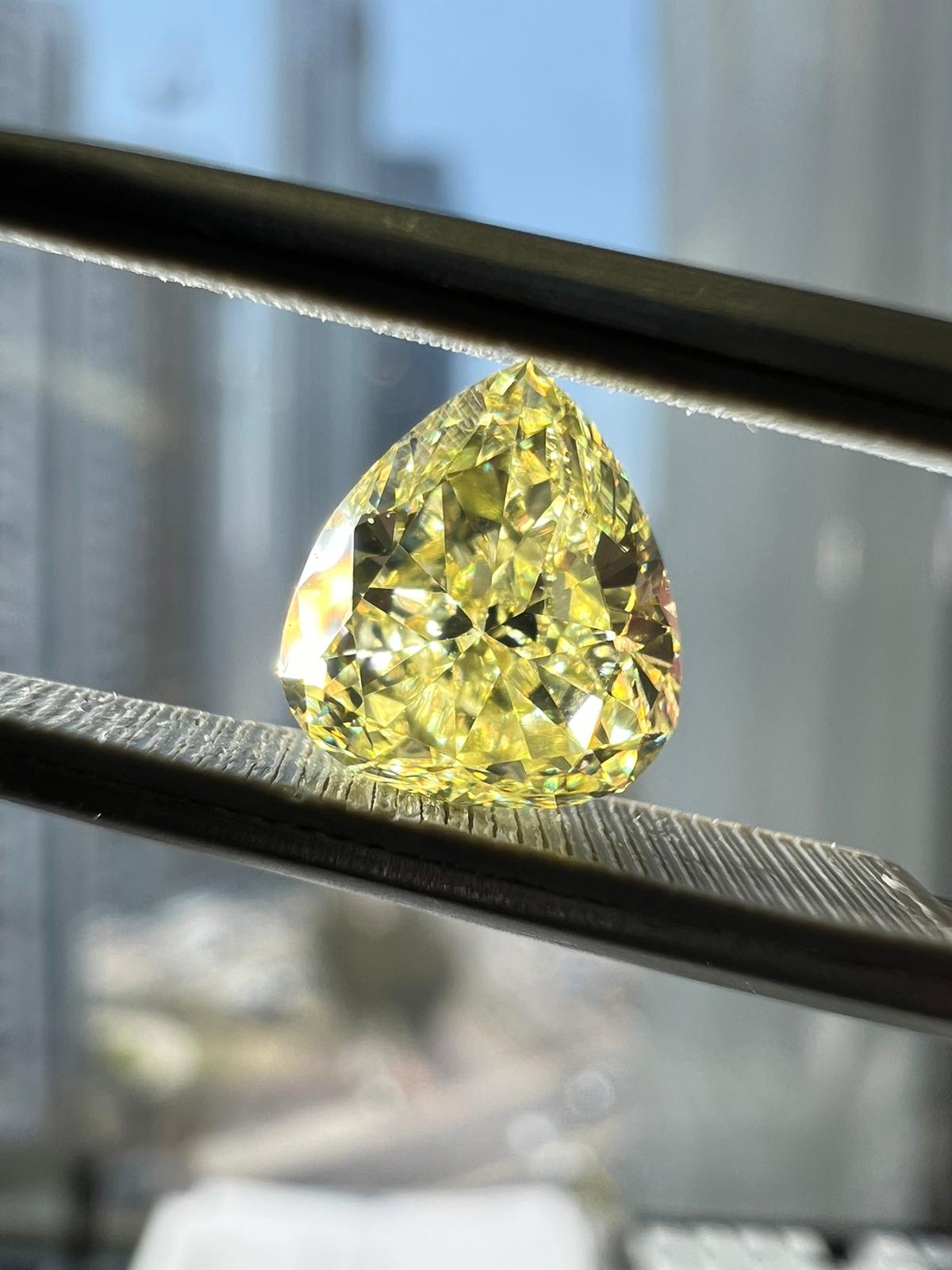 Yellow diamond, 1.42 carat, pear shape, VS2 clarity