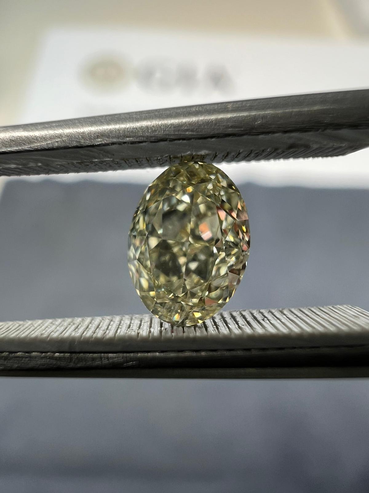 Light yellow diamond, 0.71 carat, oval shape, VVS2 clarity