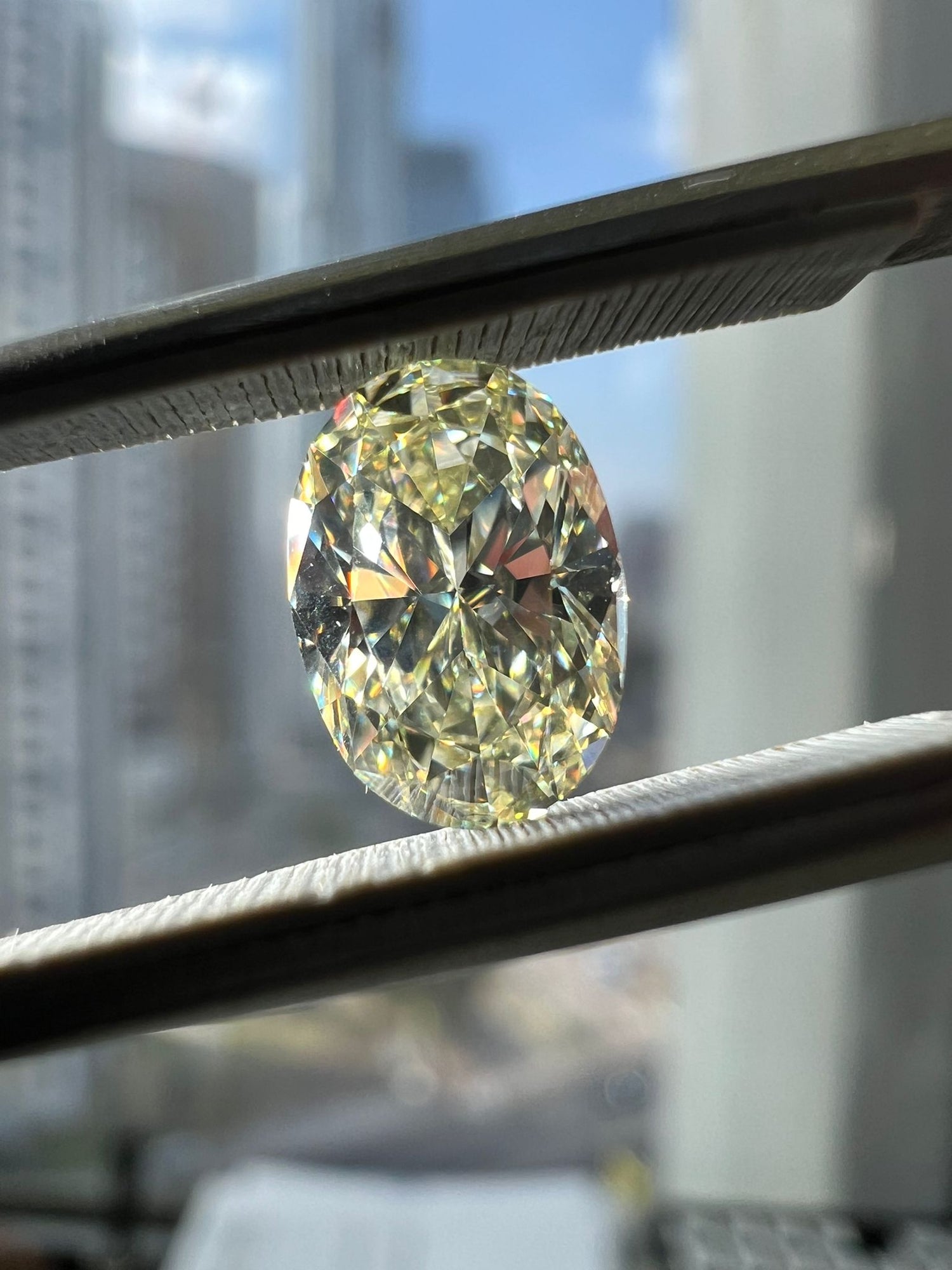 Light yellow color diamond, 1.01 carat, oval shape, VVS2 clarity