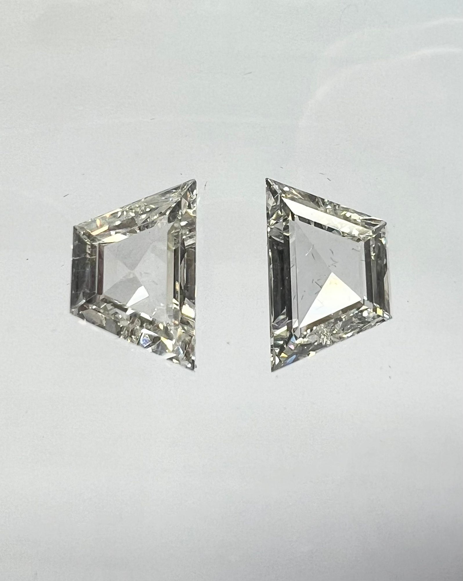J Color diamonds, 1.06 & 0.91 carats, trapeze shape, both SI1 clarity