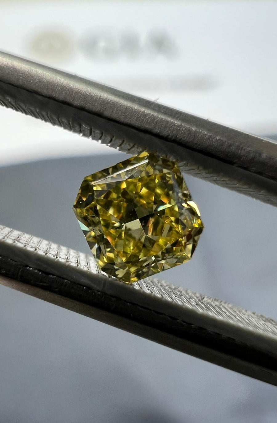 Yellow diamond, 0.40 carat, radiant shape, VVS1 clarity
