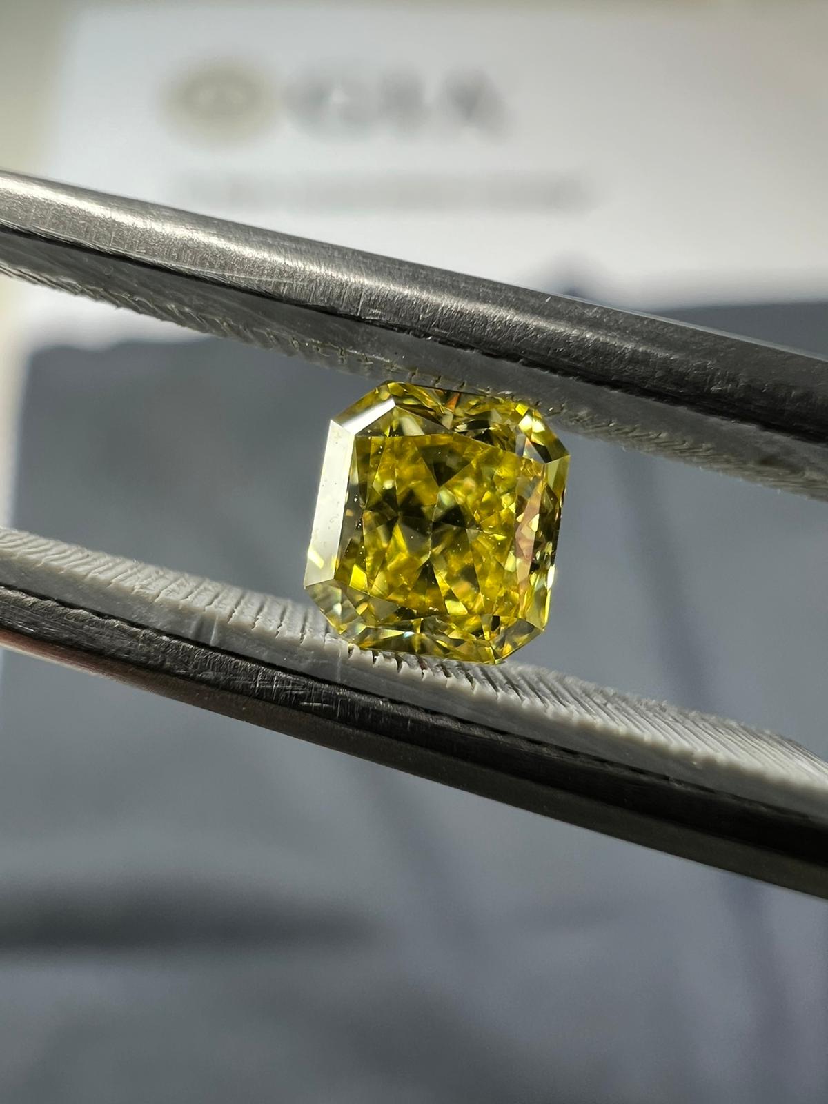 Yellow diamond, 0.41 carat, radiant shape, VVS2 clarity