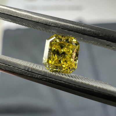 Yellow diamond, 0.41 carat, radiant shape, VVS2 clarity