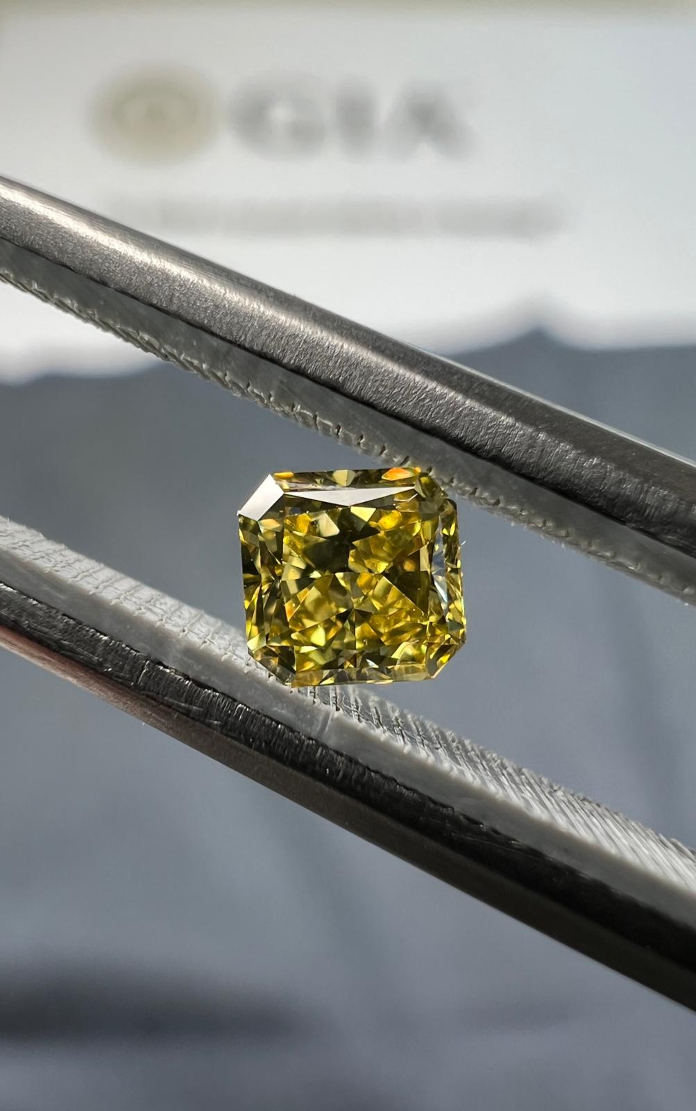 Yellow diamond, 0.27 carat, radiant shape, VS1 clarity