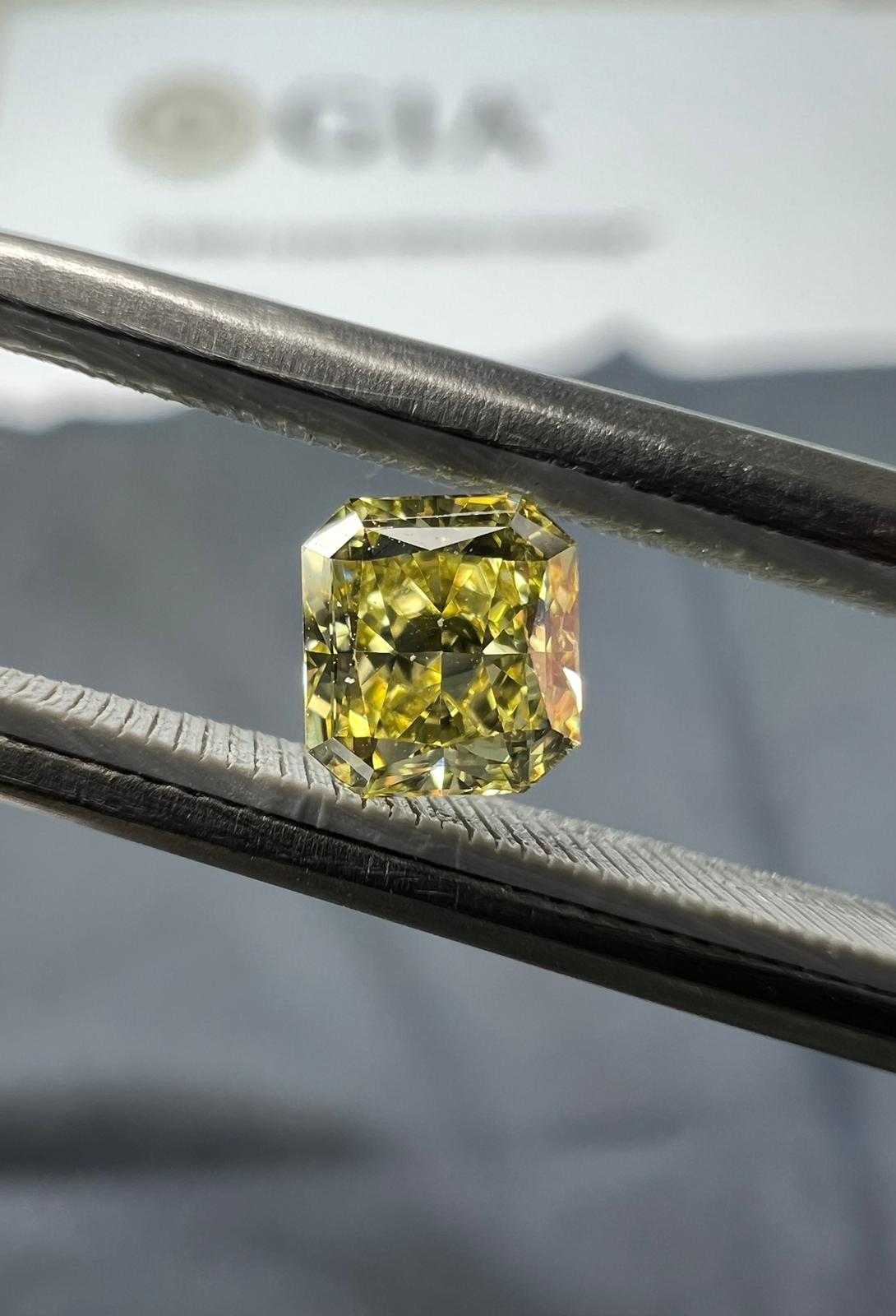 Yellow diamond, 0.42 carat, radiant shape, VVS2 clarity