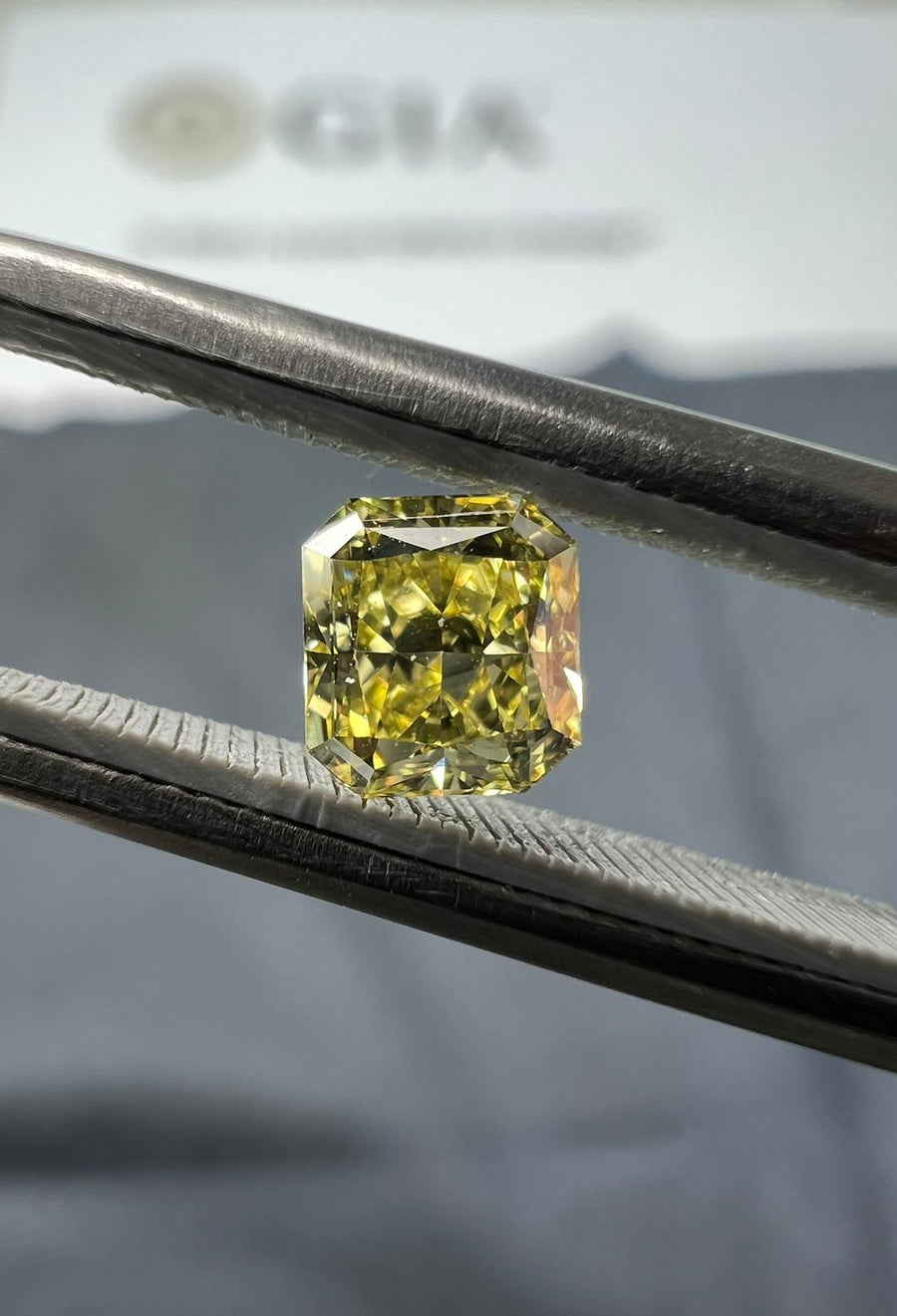 Yellow diamond, 0.42 carat, radiant shape, VVS2 clarity