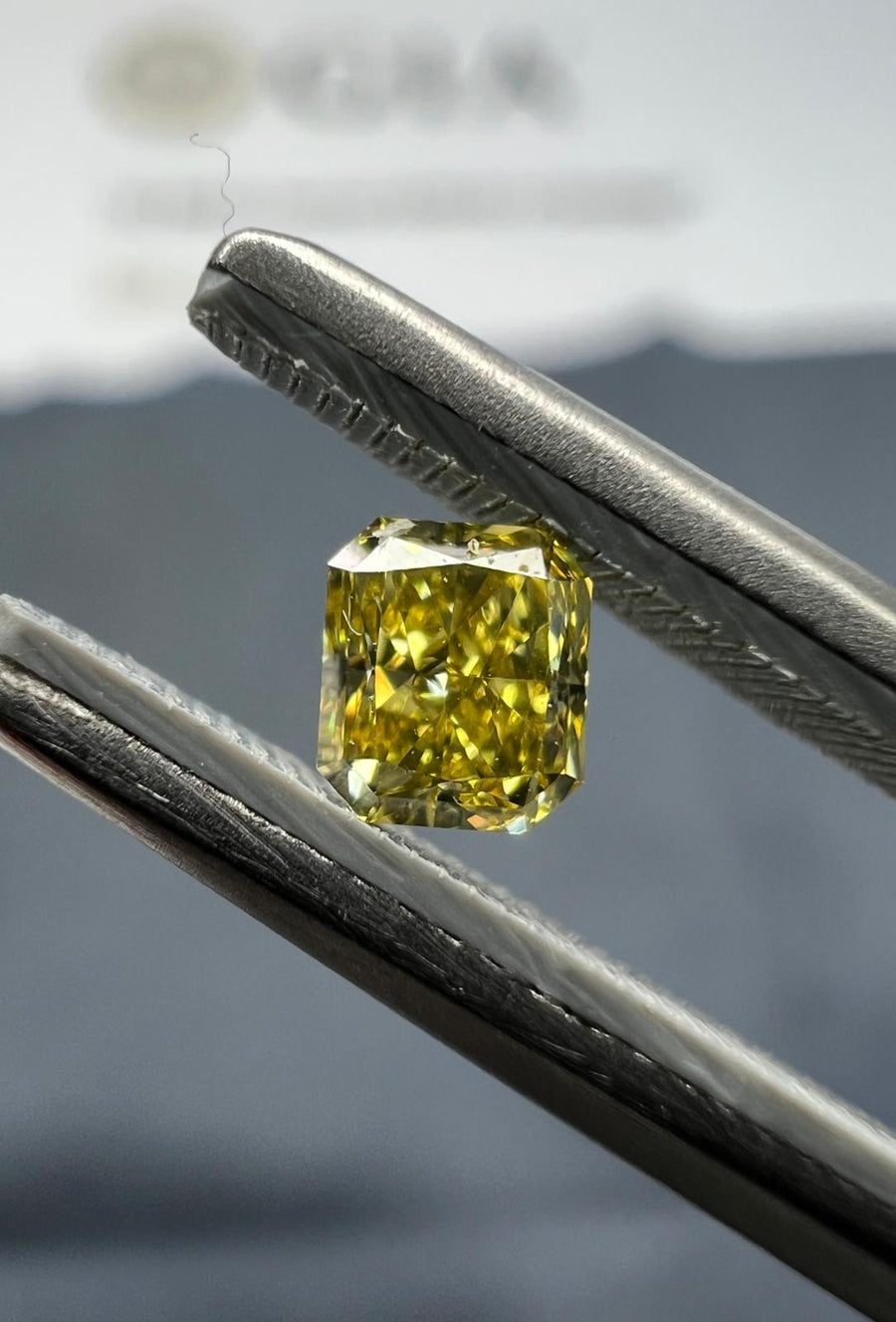 Yellow diamond, 0.23 carat, radiant shape, VVS2 clarity
