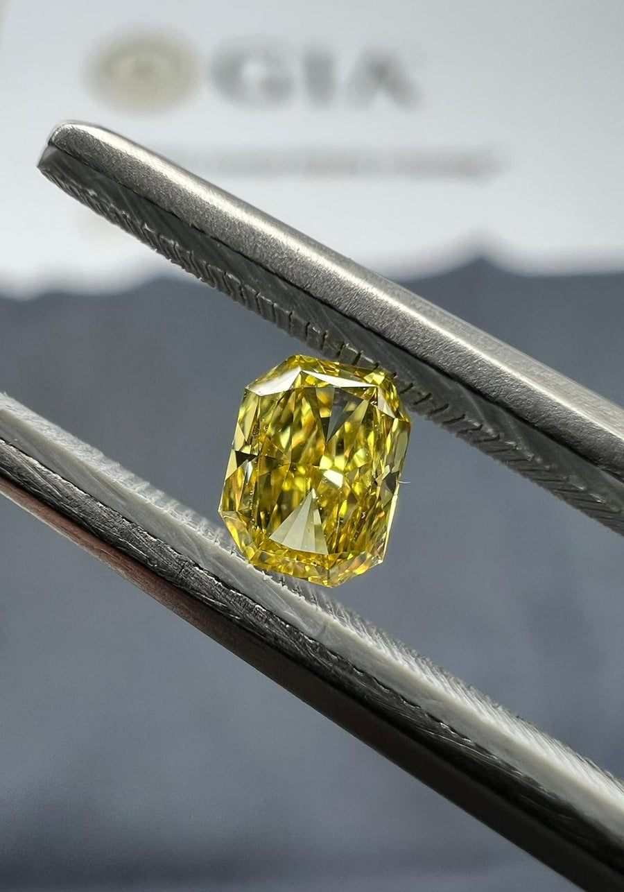 Yellow Diamond, 0.30 Carat, RADIANT Shape, VVS2 Clarity