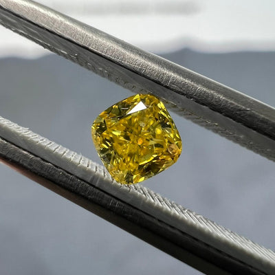 Yellow diamond, 0.26 carat, radiant shape, SI1 clarity