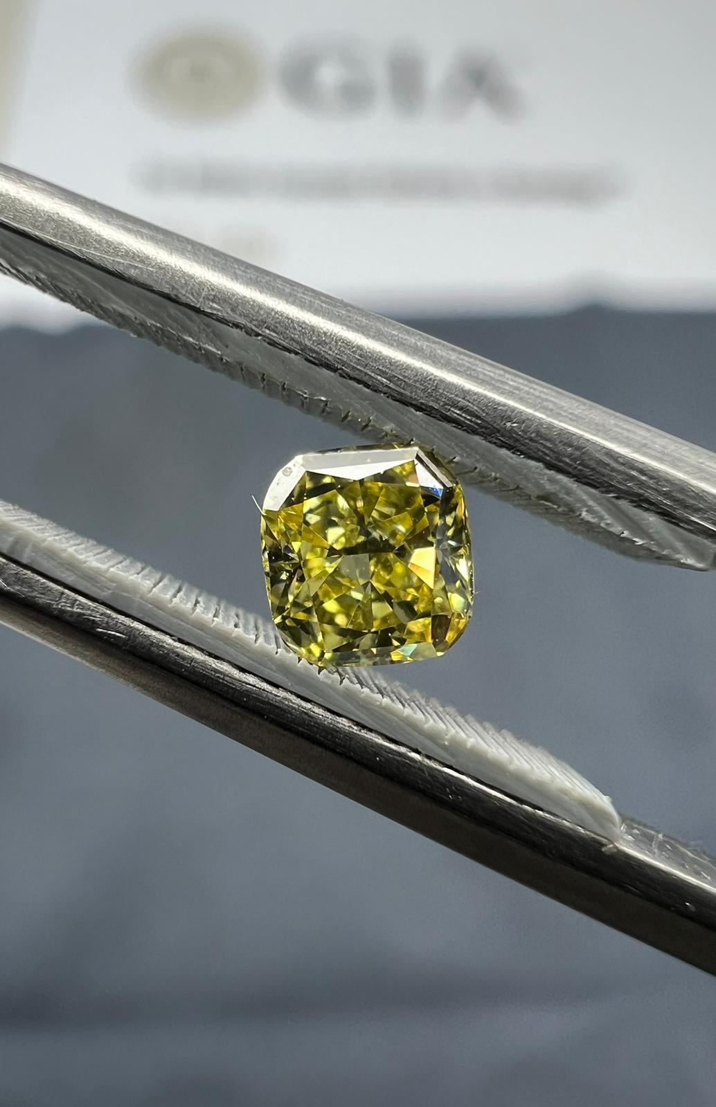 Yellow diamond, 0.30 carat, cushion shape, VVS1 clarity