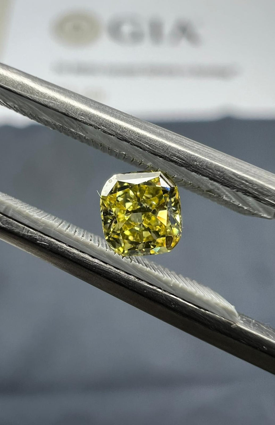 Yellow diamond, 0.30 carat, cushion shape, VVS1 clarity