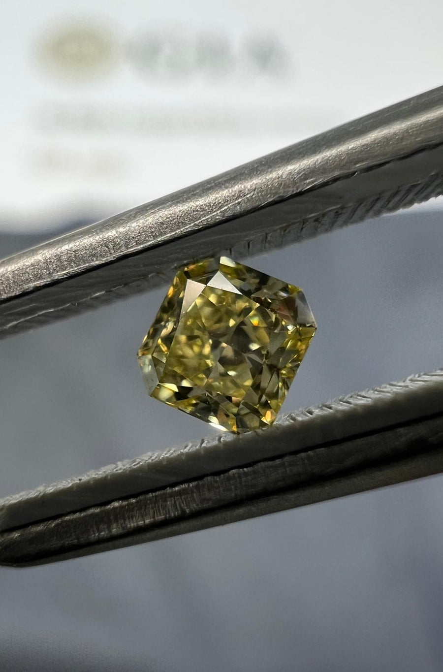 Yellow diamond, 0.21 carat, radiant shape, VVS1 clarity
