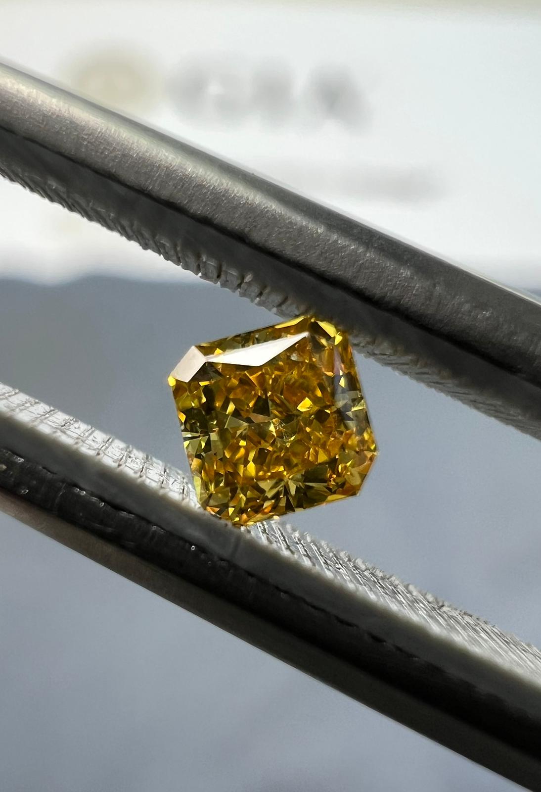 Orange yellow diamond, 0.18 carat, radiant shape, VS2 clarity