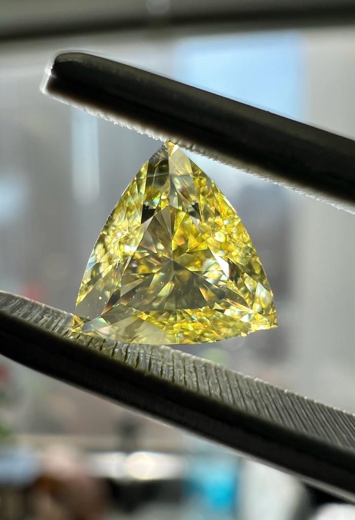 Yellow diamond, 1.00 Carat, triangular shape, VS2 clarity