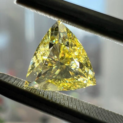 Yellow diamond, 1.00 Carat, triangular shape, VS2 clarity