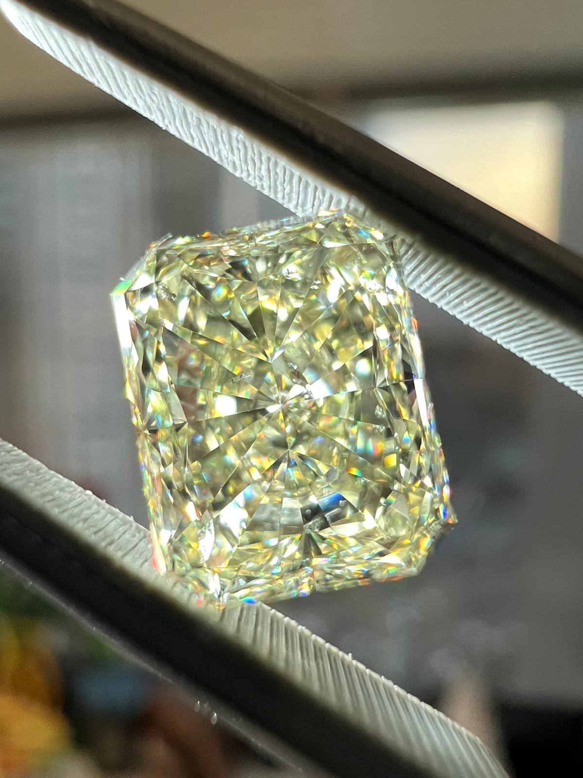 Light yellow color diamond, 2.00 Carat, radiant shape, SI2 clarity