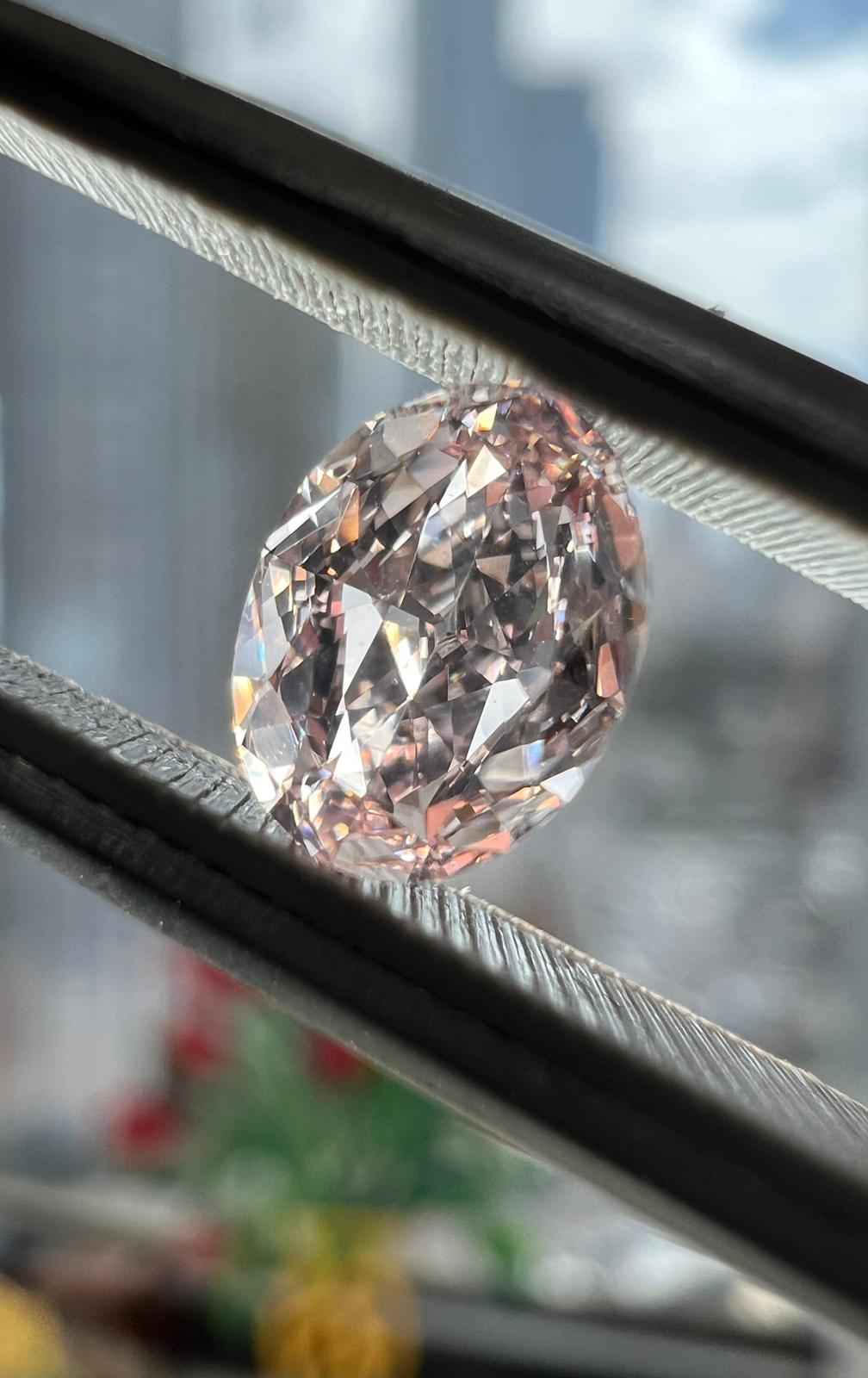 Pink diamond, 0.40 carat, oval shape, SI1 clarity
