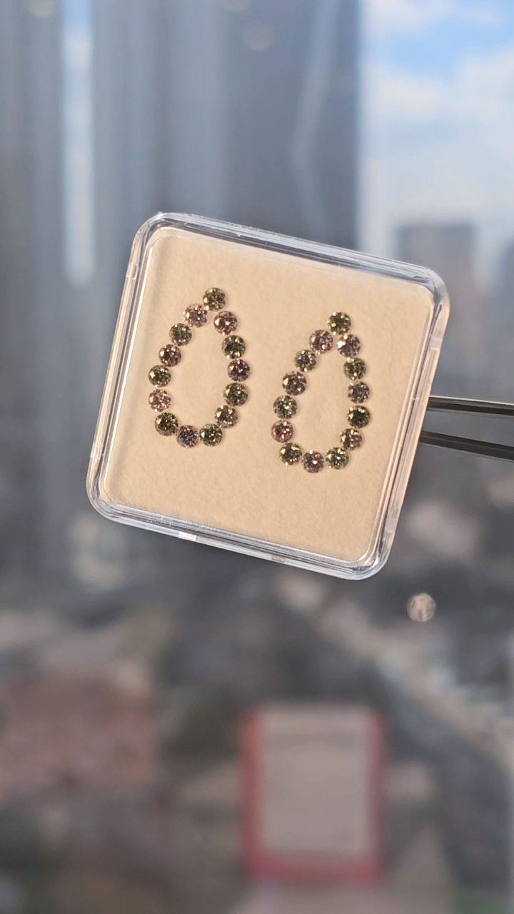 Pink & green color diamonds, 2.33 carat total, round shapes, VS2 clarity