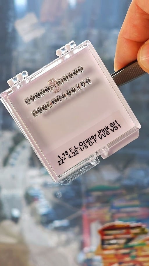 Collection of pink & colorless diamonds, 5.40ct., pink GIA certified, SI1 clarity