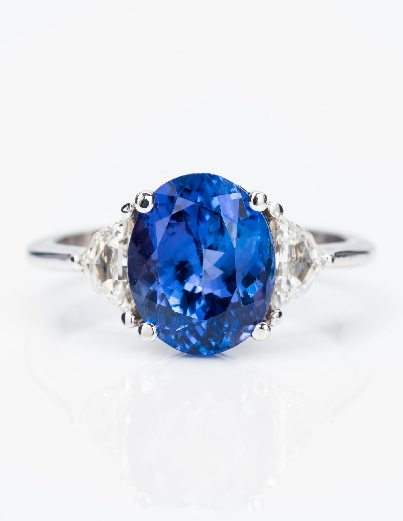 Blue tanzanite & diamond ring, 4.16 carat