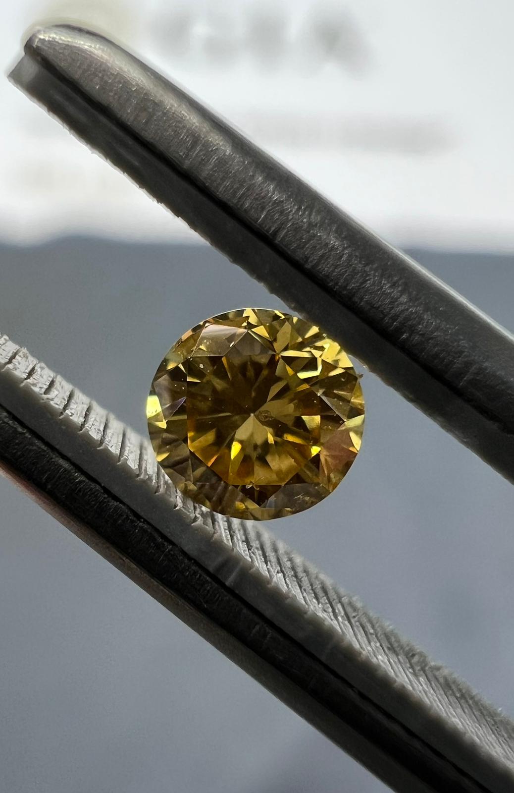 YELLOW Diamond, 0.21 Carat, ROUND Shape, VS1 Clarity - VMK Diamonds
