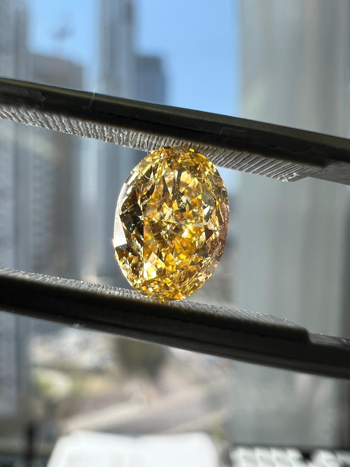 Orangy yellow diamond, 1.01 carat, oval shape, SI2 clarity