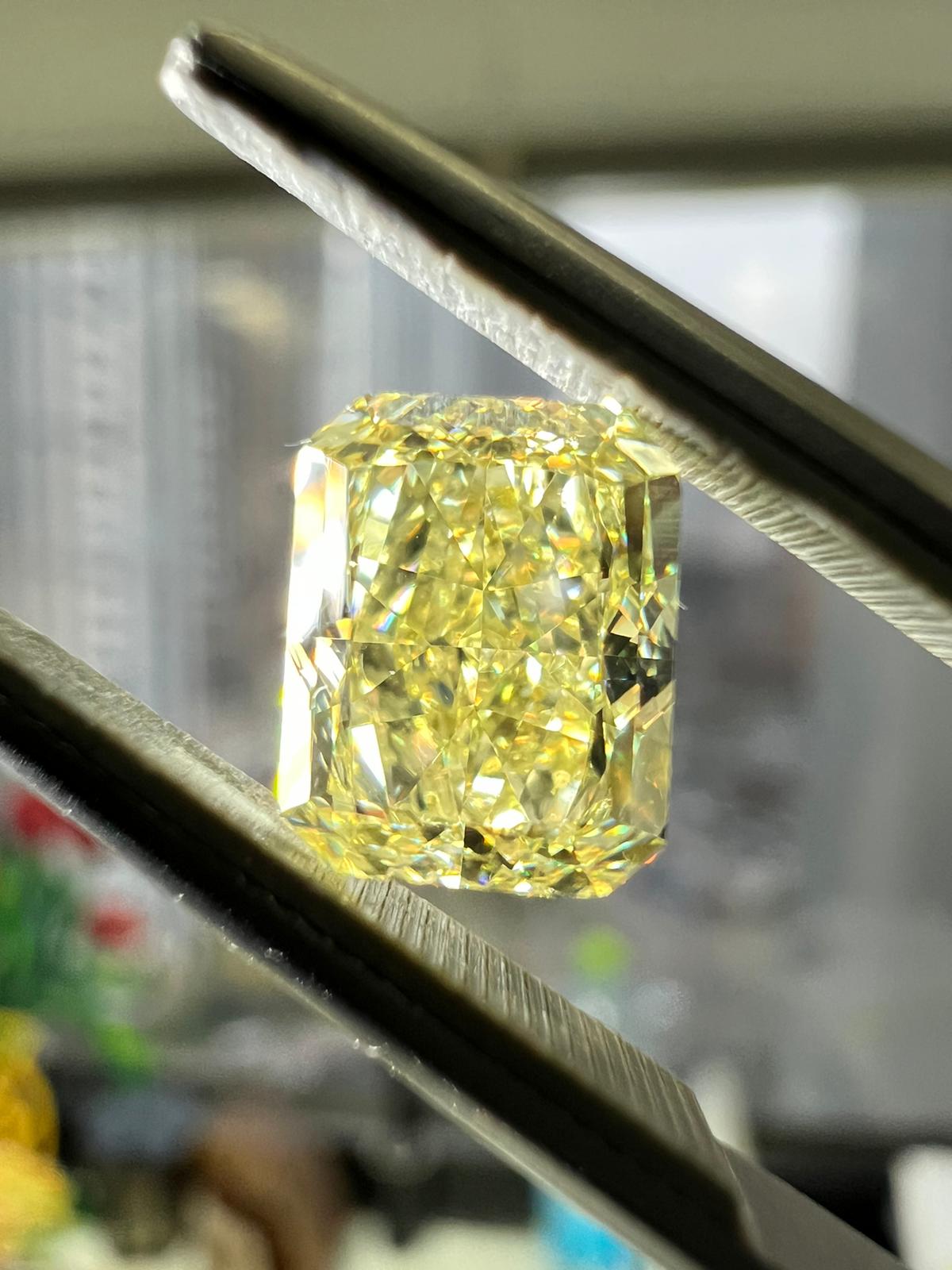Yellow diamond, 1.90 carat, radiant shape, SI1 clarity