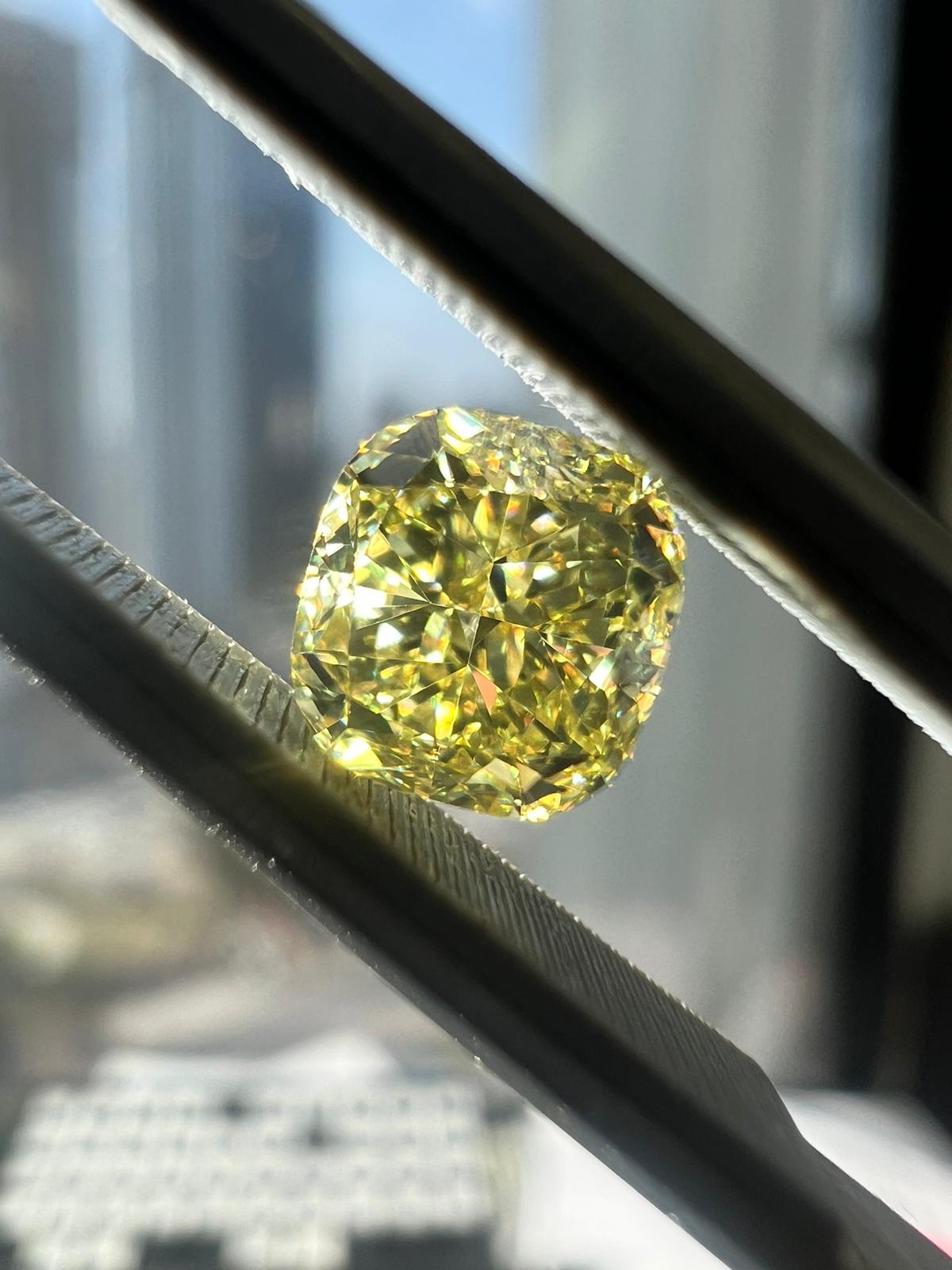 YELLOW Diamond, 1.05 Carat, CUSHION Shape, VS1 Clarity - VMK Diamonds